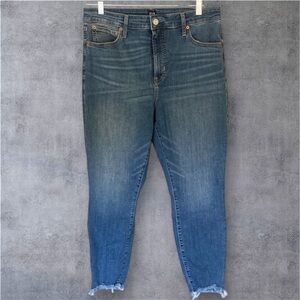 GAP Curvy True Skinny Jeans with Distressed Hem. Stretch size 14